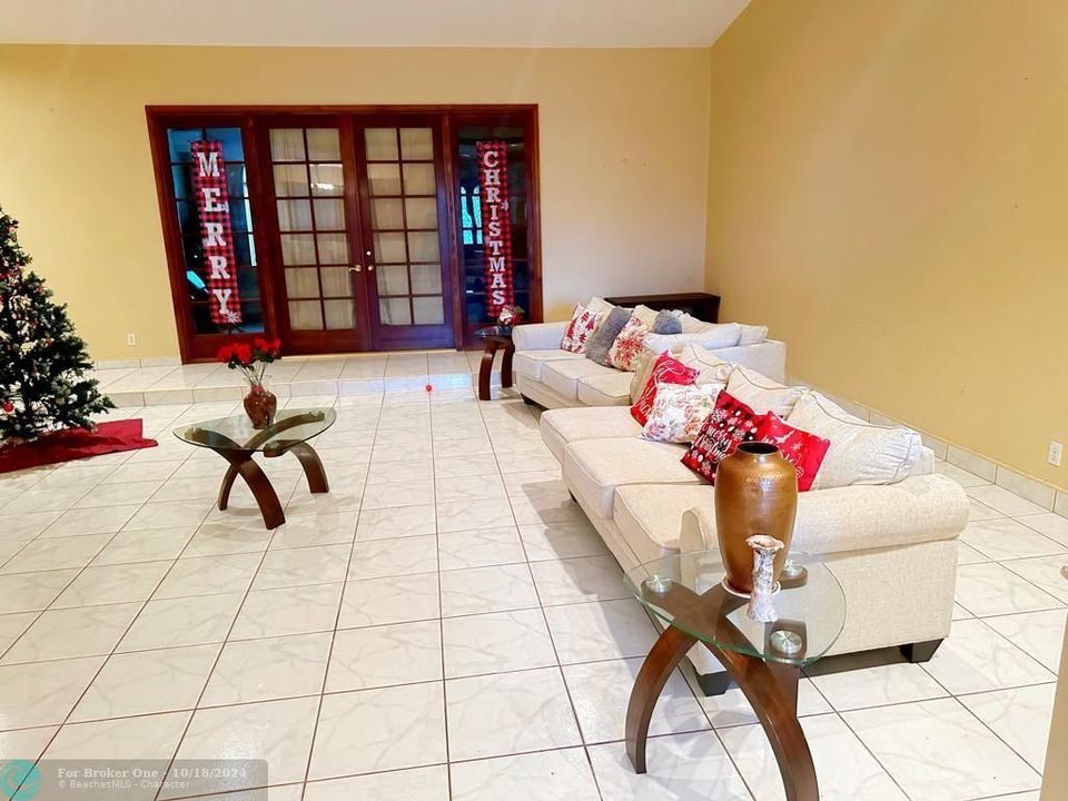 For Sale: $2,100,000 (3 beds, 2 baths, 4262 Square Feet)