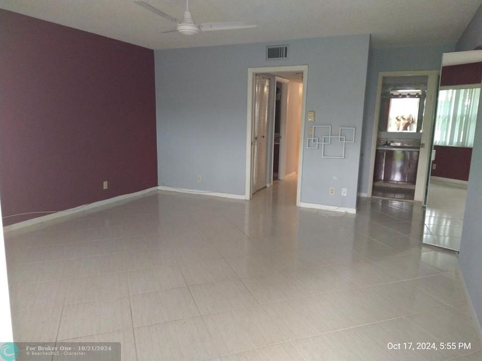 For Sale: $160,000 (1 beds, 2 baths, 1068 Square Feet)