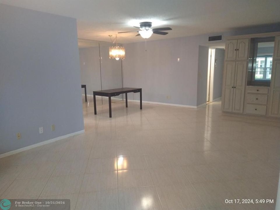 For Sale: $160,000 (1 beds, 2 baths, 1068 Square Feet)