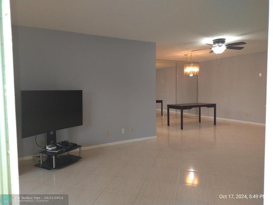 For Sale: $160,000 (1 beds, 2 baths, 1068 Square Feet)