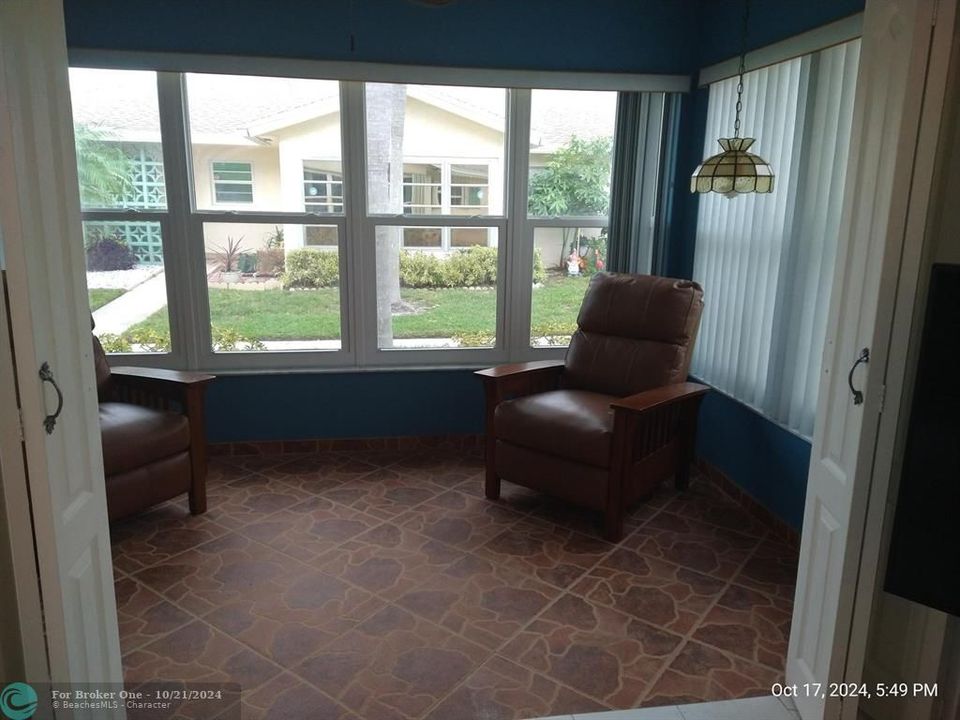 For Sale: $160,000 (1 beds, 2 baths, 1068 Square Feet)