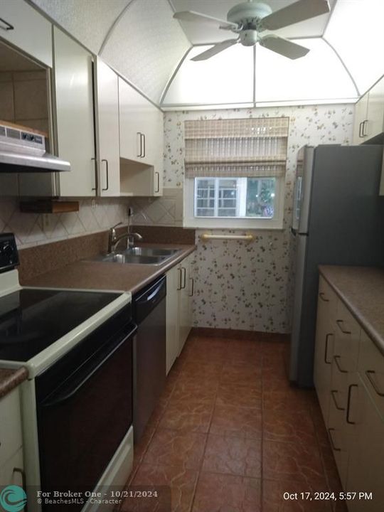 For Sale: $160,000 (1 beds, 2 baths, 1068 Square Feet)