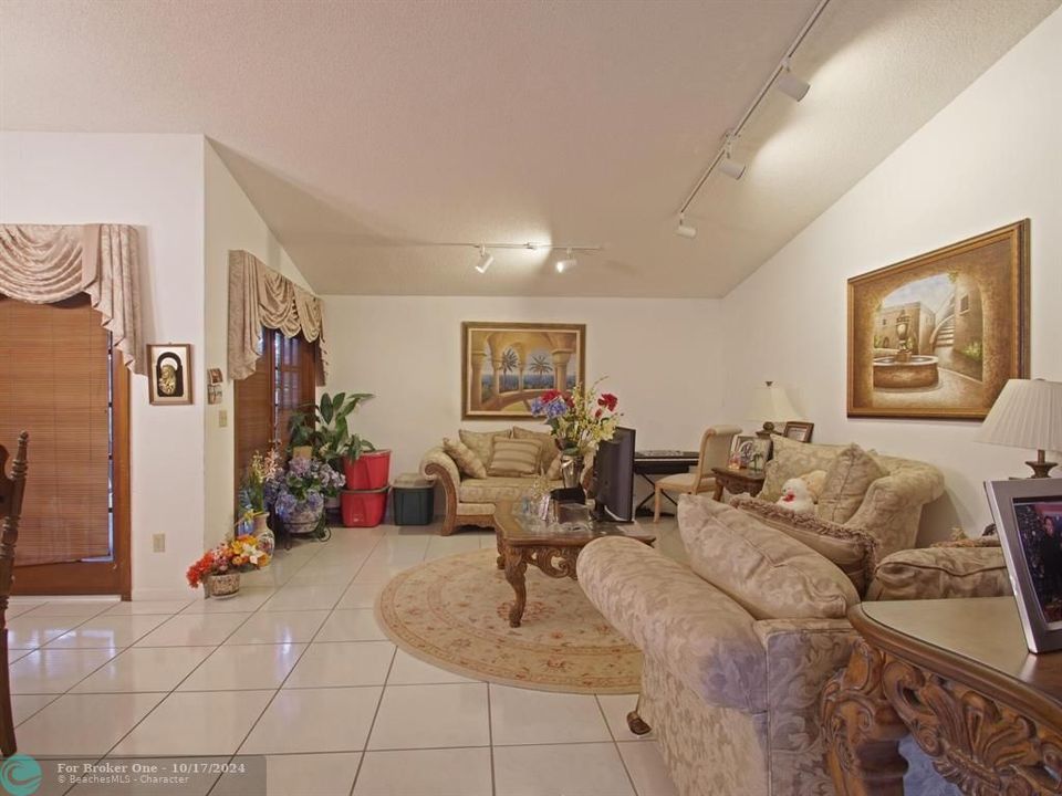 En Venta: $599,900 (4 camas, 2 baños, 2011 Pies cuadrados)