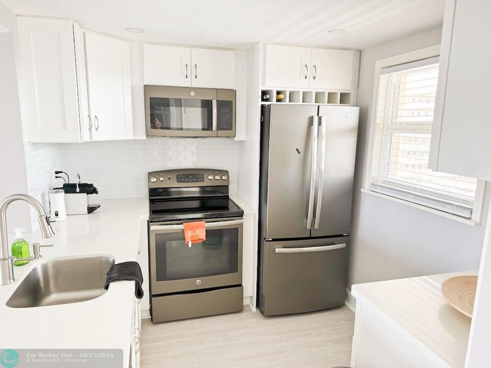 For Sale: $312,000 (1 beds, 1 baths, 815 Square Feet)