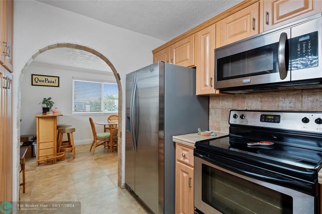 For Sale: $429,900 (2 beds, 2 baths, 1104 Square Feet)