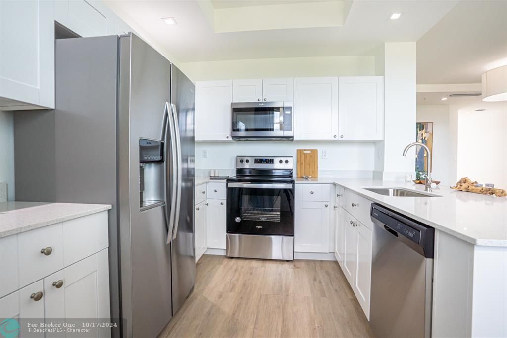 For Sale: $312,000 (1 beds, 1 baths, 818 Square Feet)