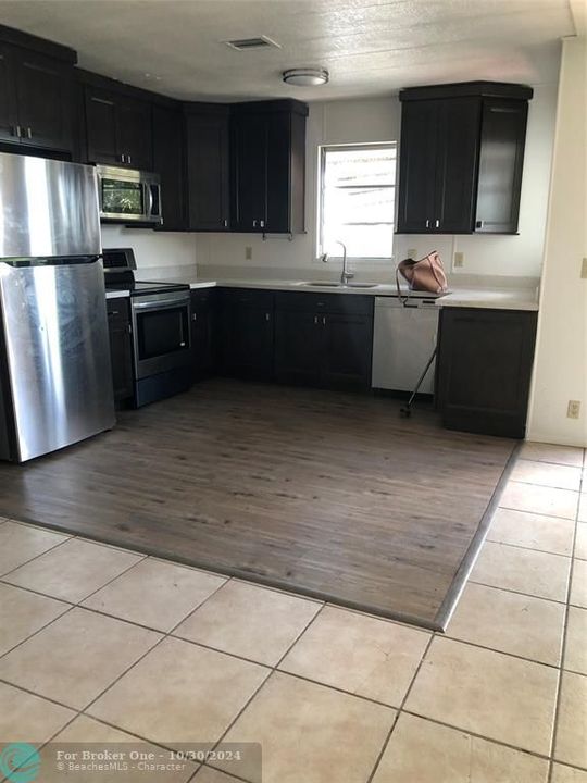 For Sale: $215,000 (2 beds, 2 baths, 1002 Square Feet)