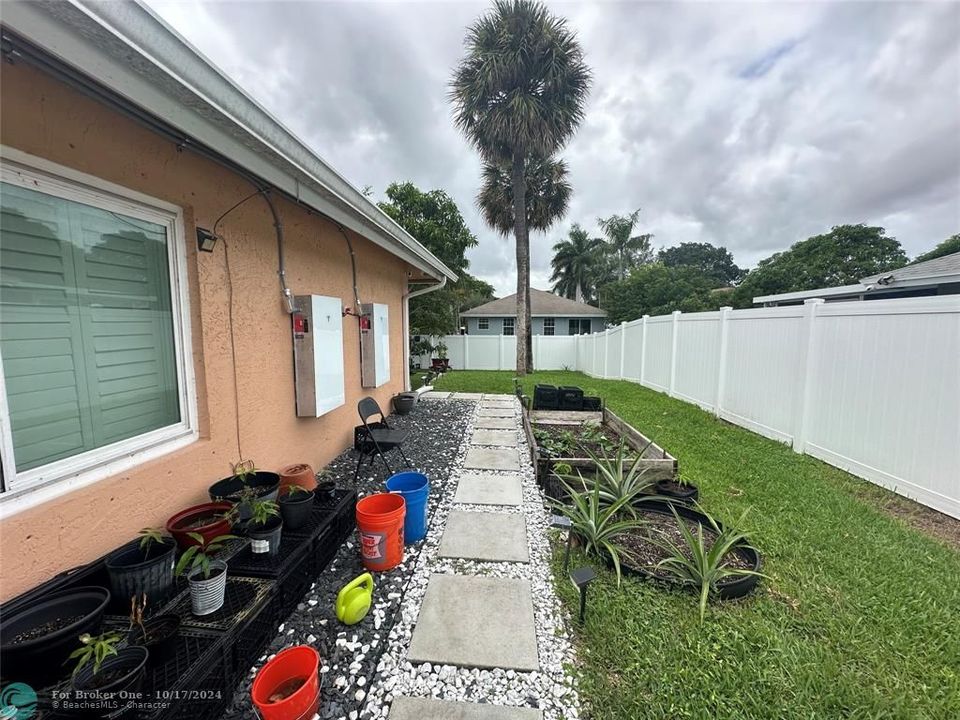 For Sale: $699,000 (3 beds, 2 baths, 1737 Square Feet)