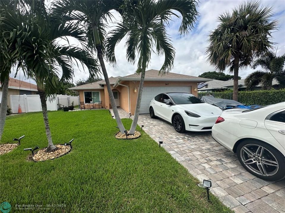 For Sale: $699,000 (3 beds, 2 baths, 1737 Square Feet)