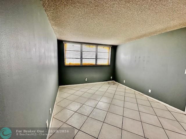 For Rent: $1,800 (1 beds, 1 baths, 900 Square Feet)