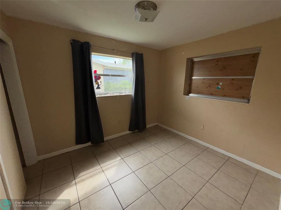 For Sale: $2,400 (3 beds, 1 baths, 1000 Square Feet)