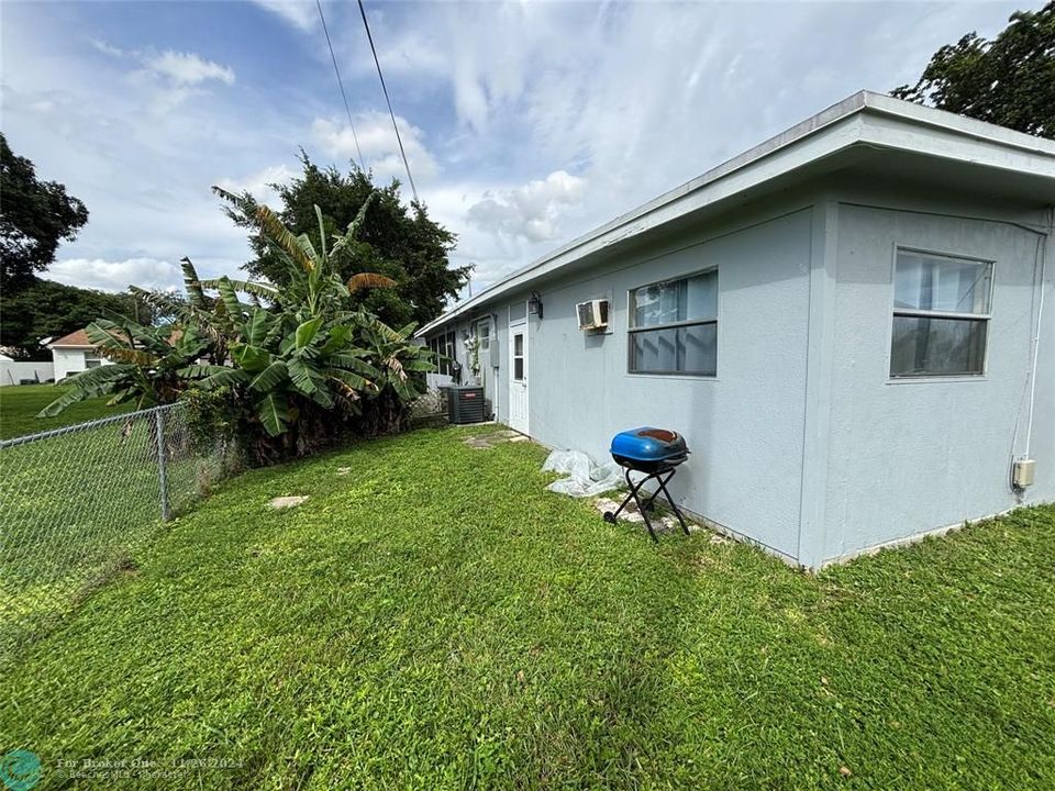 Active With Contract: $2,300 (3 beds, 1 baths, 1000 Square Feet)