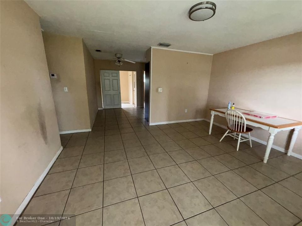 For Sale: $2,400 (3 beds, 1 baths, 1000 Square Feet)