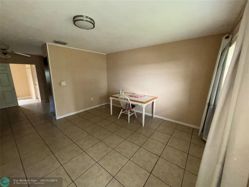 For Sale: $2,400 (3 beds, 1 baths, 1000 Square Feet)