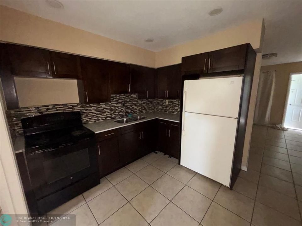 For Sale: $2,400 (3 beds, 1 baths, 1000 Square Feet)