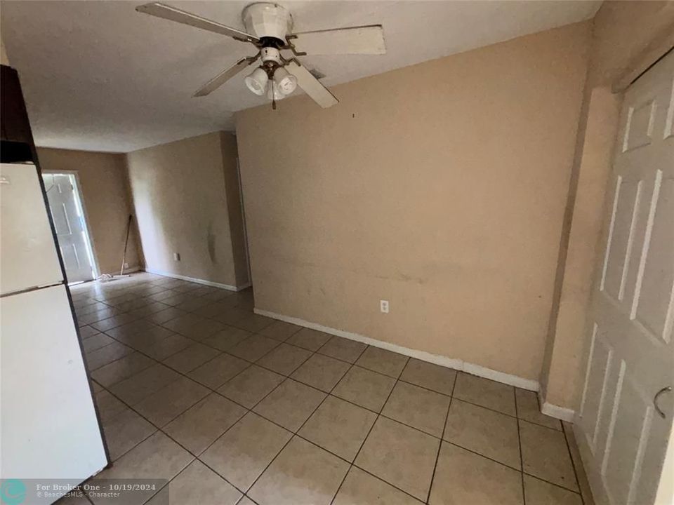 For Sale: $2,400 (3 beds, 1 baths, 1000 Square Feet)