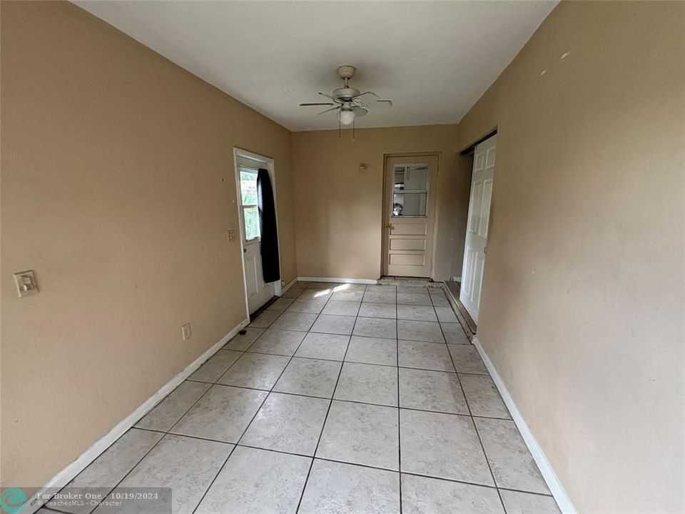 For Sale: $2,400 (3 beds, 1 baths, 1000 Square Feet)