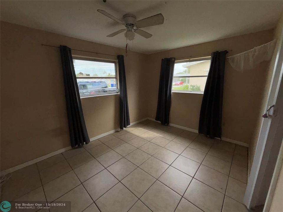 For Sale: $2,400 (3 beds, 1 baths, 1000 Square Feet)