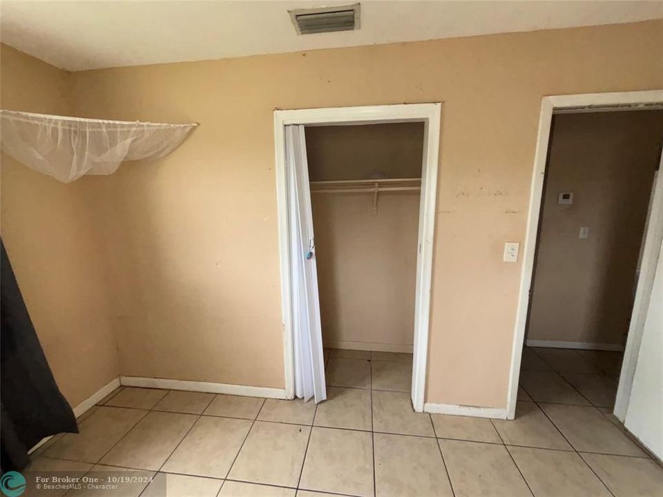 For Sale: $2,400 (3 beds, 1 baths, 1000 Square Feet)