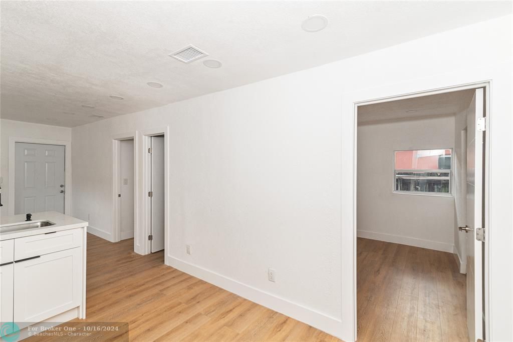 For Sale: $315,000 (2 beds, 1 baths, 1110 Square Feet)