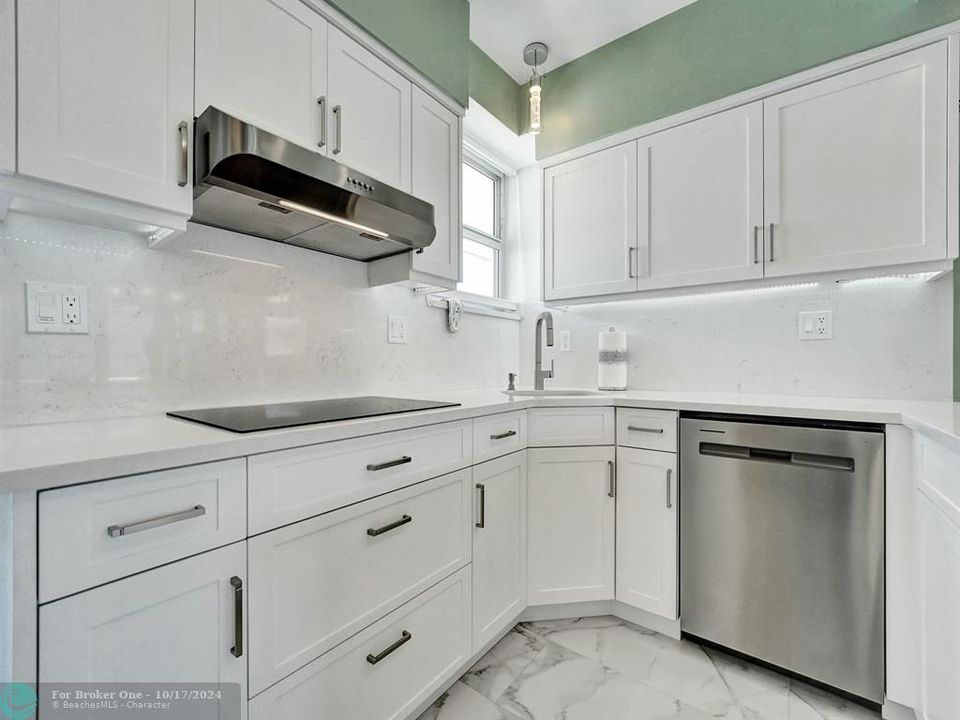 For Sale: $389,900 (1 beds, 1 baths, 805 Square Feet)