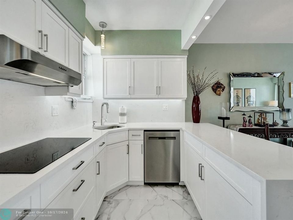 For Sale: $389,900 (1 beds, 1 baths, 805 Square Feet)