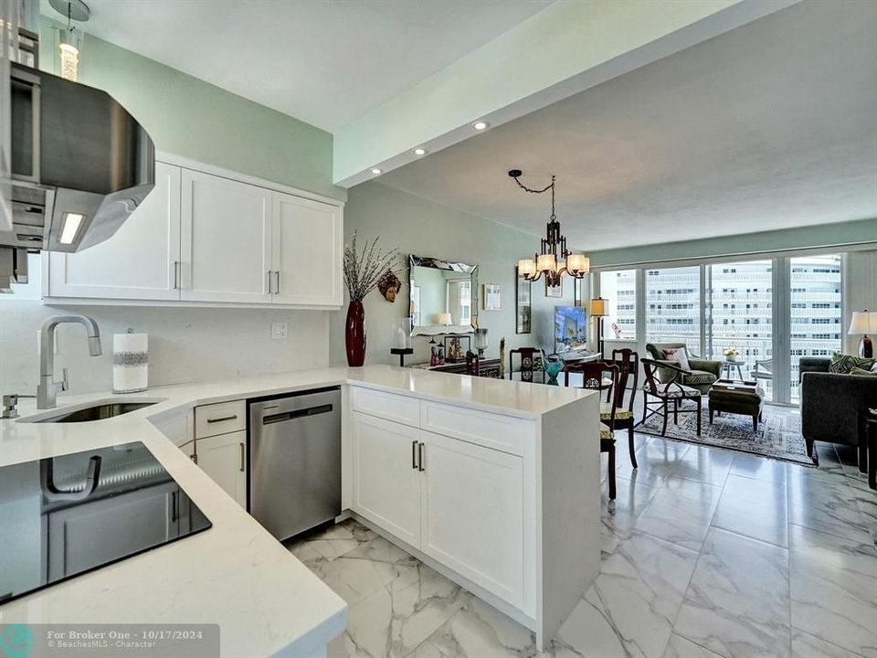 For Sale: $389,900 (1 beds, 1 baths, 805 Square Feet)