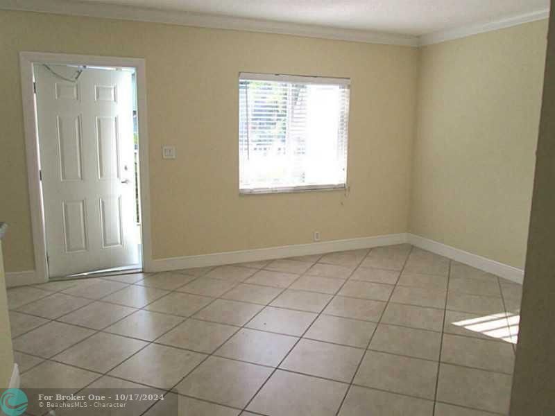 For Sale: $268,000 (2 beds, 1 baths, 725 Square Feet)