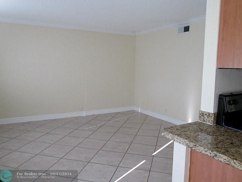 For Sale: $268,000 (2 beds, 1 baths, 725 Square Feet)