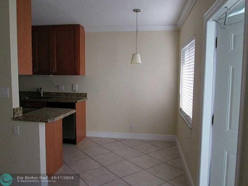 For Sale: $268,000 (2 beds, 1 baths, 725 Square Feet)