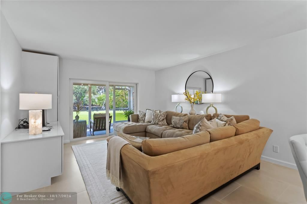 For Sale: $397,500 (2 beds, 2 baths, 1100 Square Feet)