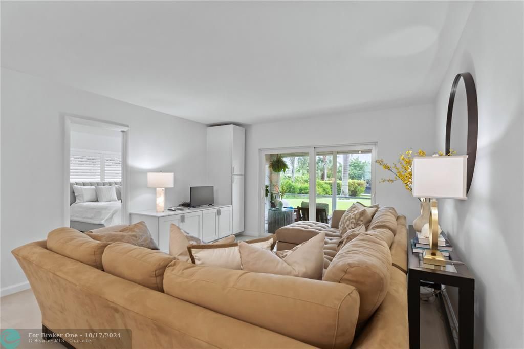 For Sale: $397,500 (2 beds, 2 baths, 1100 Square Feet)