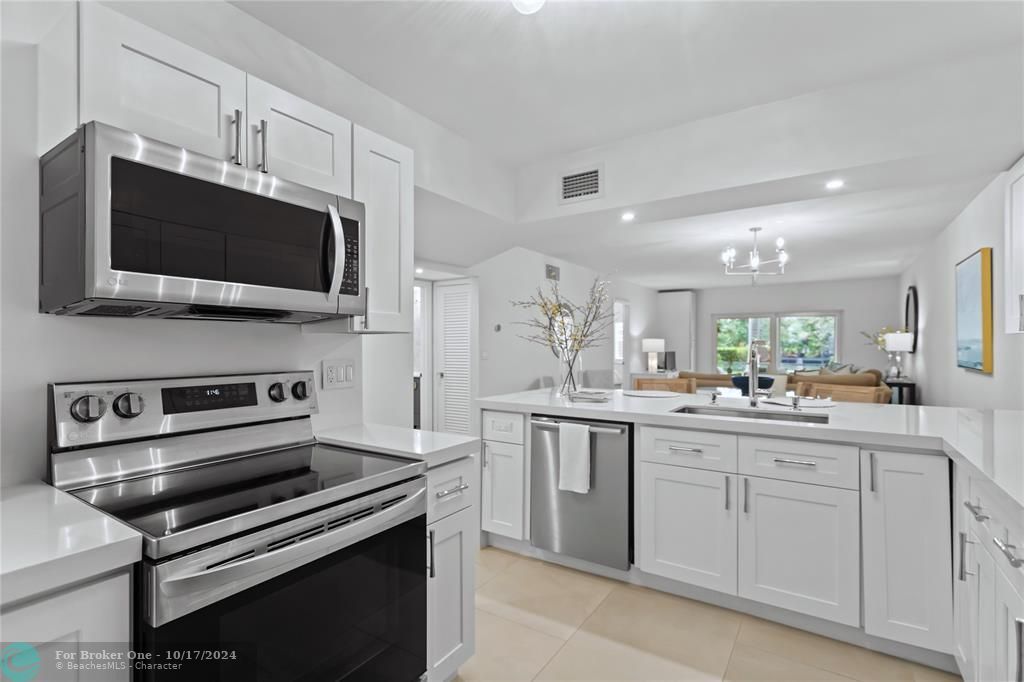 For Sale: $397,500 (2 beds, 2 baths, 1100 Square Feet)