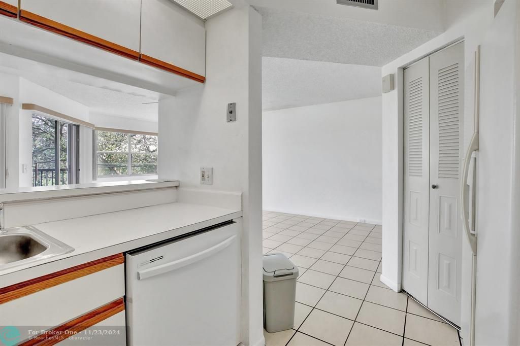 For Sale: $185,000 (1 beds, 1 baths, 1056 Square Feet)