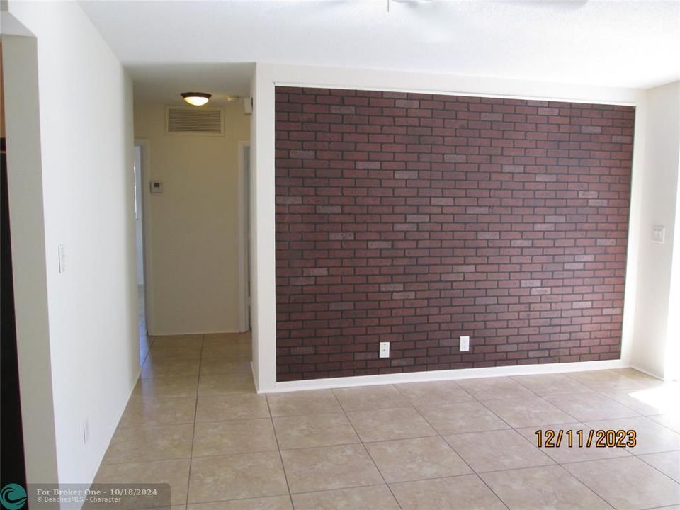 For Rent: $1,950 (2 beds, 1 baths, 900 Square Feet)