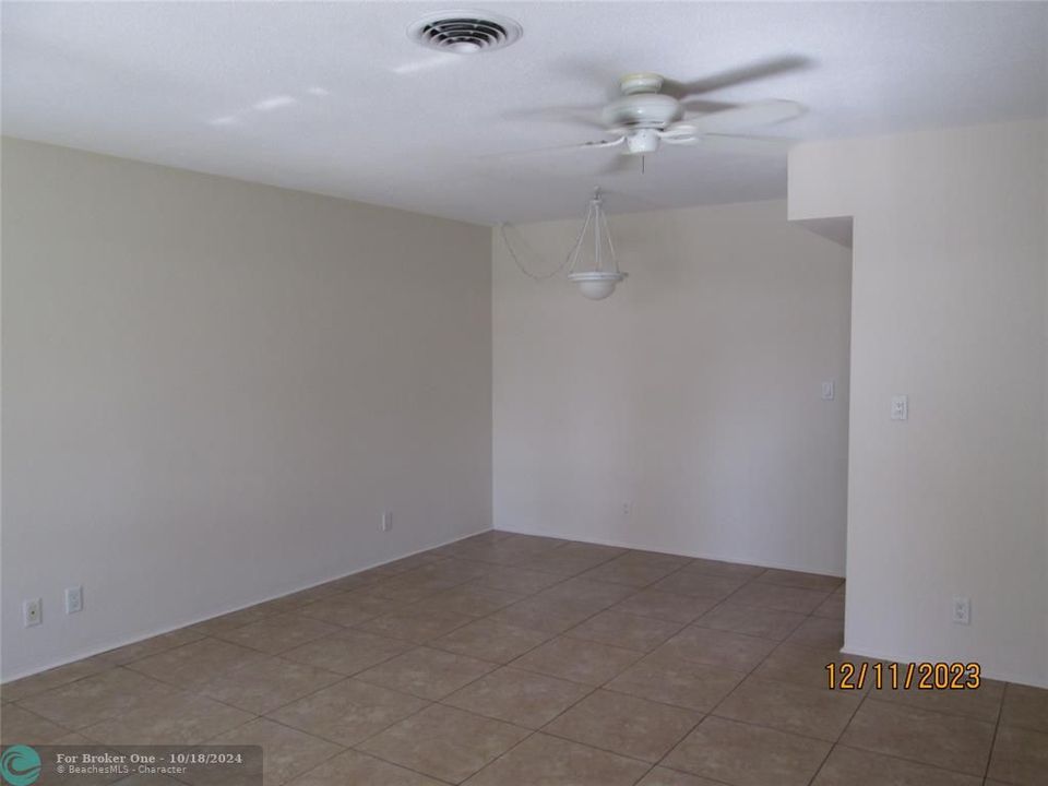 For Rent: $1,950 (2 beds, 1 baths, 900 Square Feet)