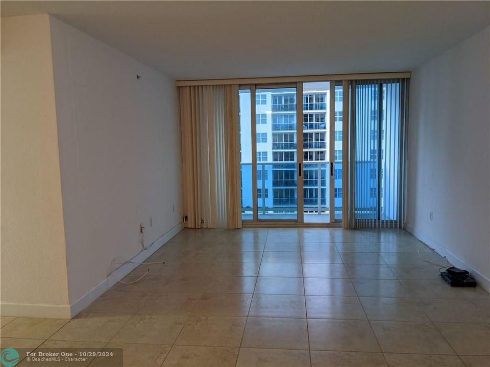 For Sale: $285,000 (1 beds, 1 baths, 825 Square Feet)