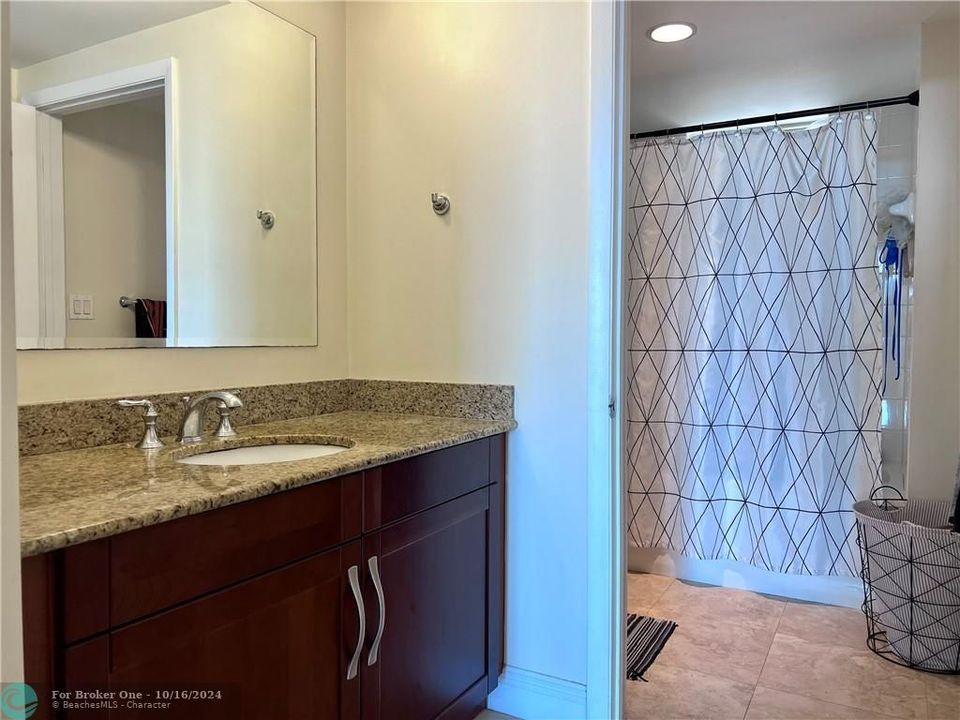 For Sale: $330,000 (1 beds, 1 baths, 852 Square Feet)