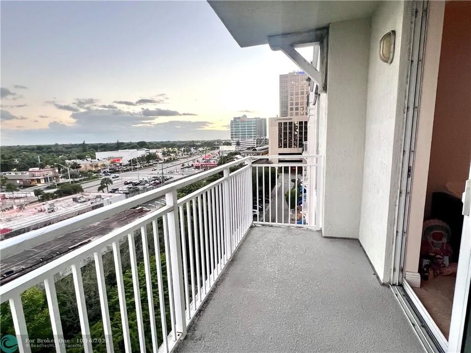 For Sale: $330,000 (1 beds, 1 baths, 852 Square Feet)