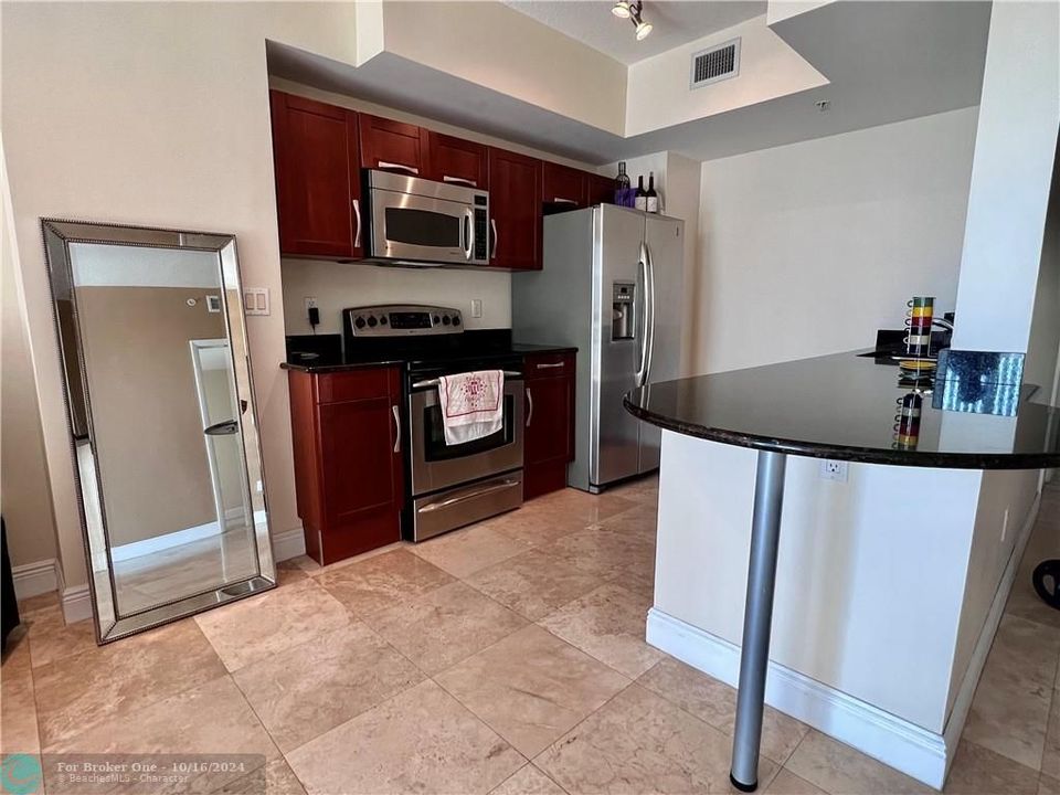 For Sale: $330,000 (1 beds, 1 baths, 852 Square Feet)