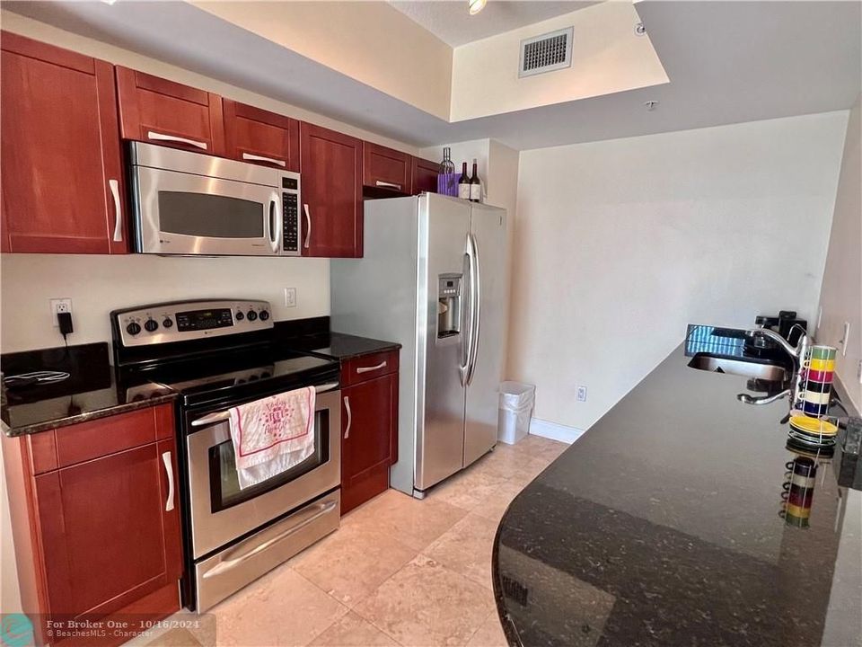 For Sale: $330,000 (1 beds, 1 baths, 852 Square Feet)