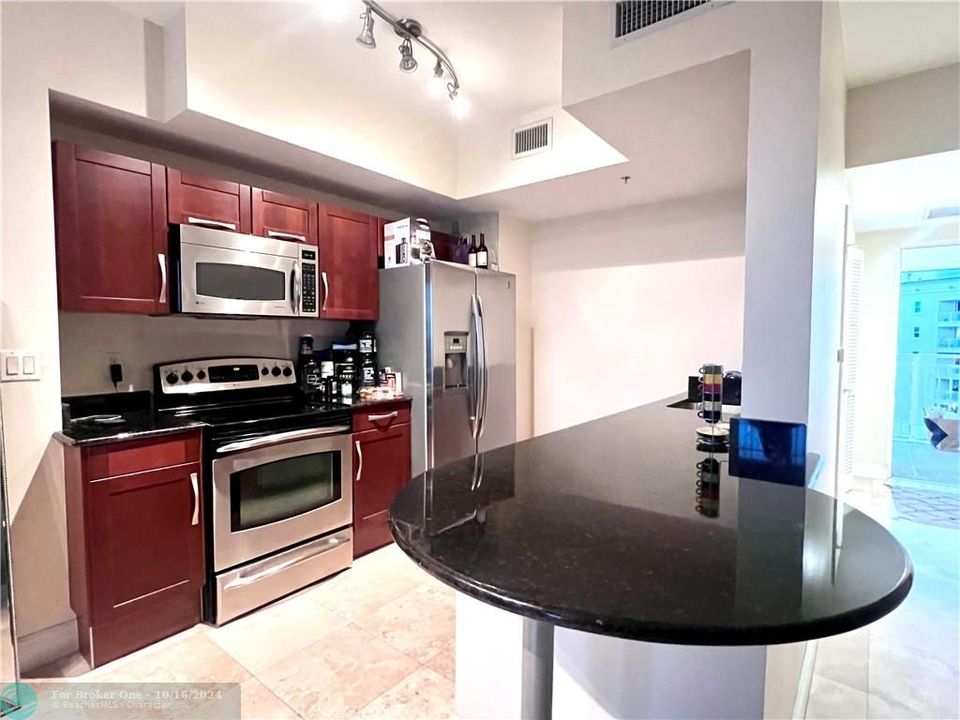 For Sale: $330,000 (1 beds, 1 baths, 852 Square Feet)