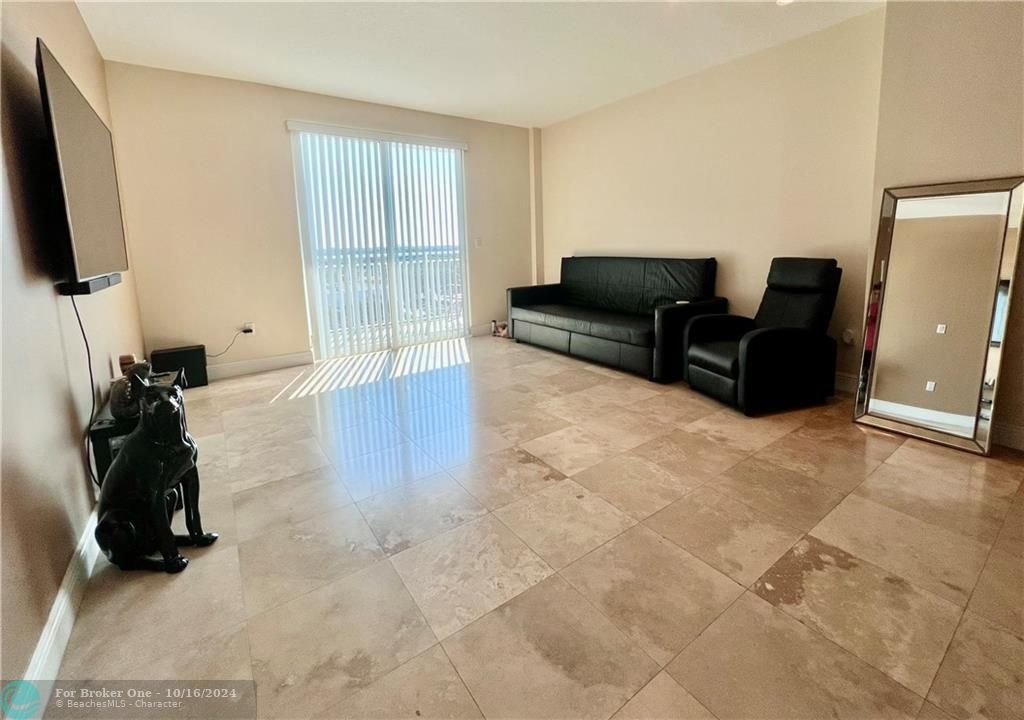 For Sale: $330,000 (1 beds, 1 baths, 852 Square Feet)