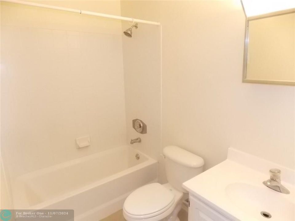 For Sale: $174,999 (2 beds, 1 baths, 708 Square Feet)