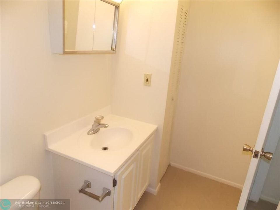 For Sale: $174,999 (2 beds, 1 baths, 708 Square Feet)