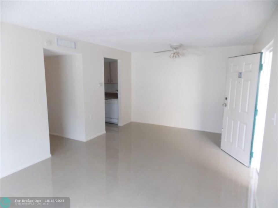 For Sale: $174,999 (2 beds, 1 baths, 708 Square Feet)