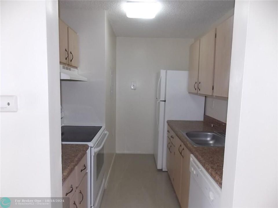 For Sale: $174,999 (2 beds, 1 baths, 708 Square Feet)