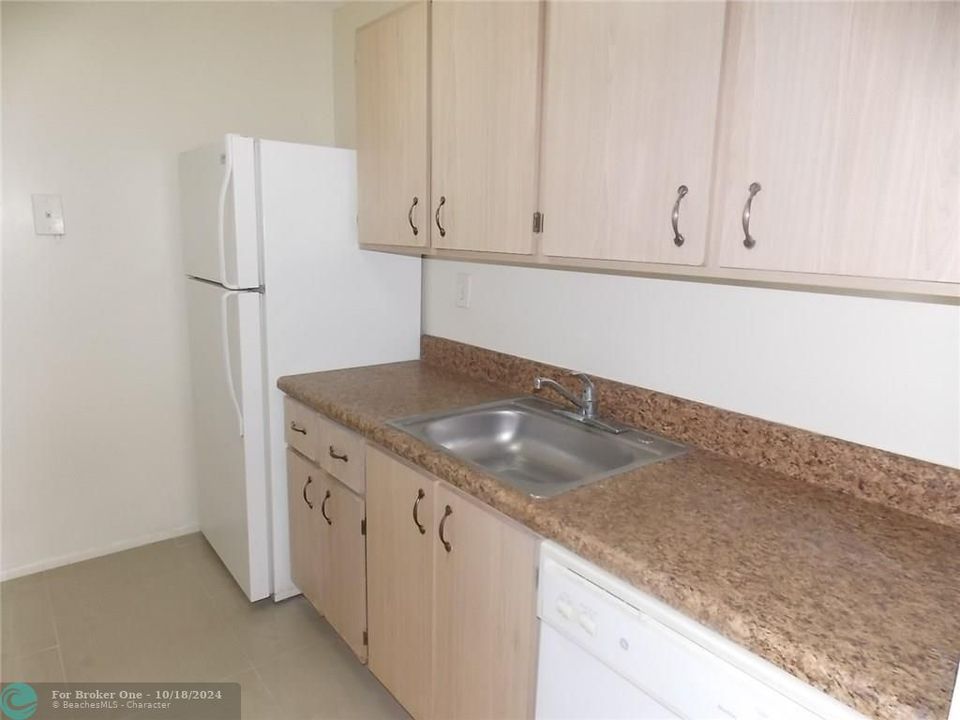 For Sale: $174,999 (2 beds, 1 baths, 708 Square Feet)