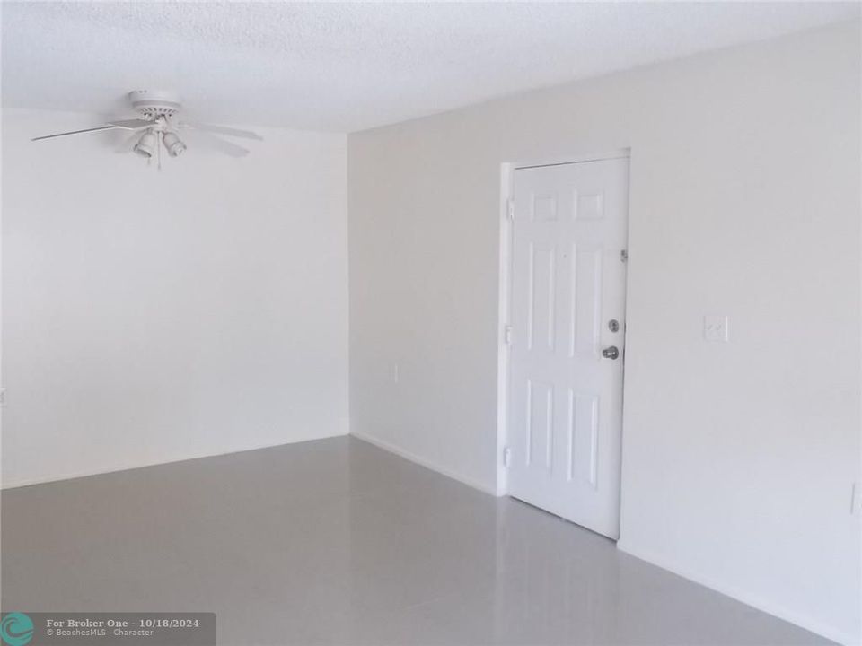 For Sale: $174,999 (2 beds, 1 baths, 708 Square Feet)