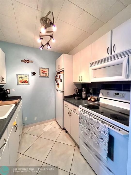 For Rent: $2,750 (1 beds, 1 baths, 721 Square Feet)